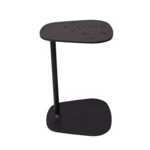 Mesa auxiliar GRAP fabricada en aluminio con acabado en pintura electrostática negra, con perforaciones decorativas y pedestal cilíndrico resistente. Ideal para espacios modernos y versátiles.