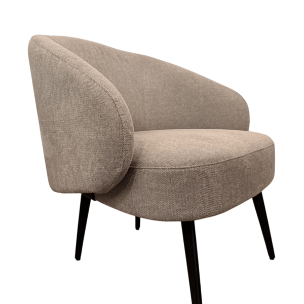 Sillón Cozy AL-3043 con asiento y respaldo tapizados, disponible en múltiples telas y colores. Estructura metálica negra y diseño versátil para oficinas, recepciones o el hogar.