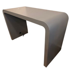 Mesa Doblada CL-200B-P1 con cubierta de melamina de 19 mm en acabado gris oscuro. Diseño minimalista y funcional en una sola pieza curvada, resistente y elegante, ideal para estaciones individuales o espacios reducidos.