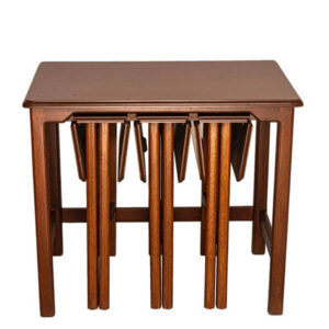 Mesa de madera de la marca Utepil, resistente y funcional. Diseño práctico que combina con diferentes estilos de hogar, ideal para sala o comedor.