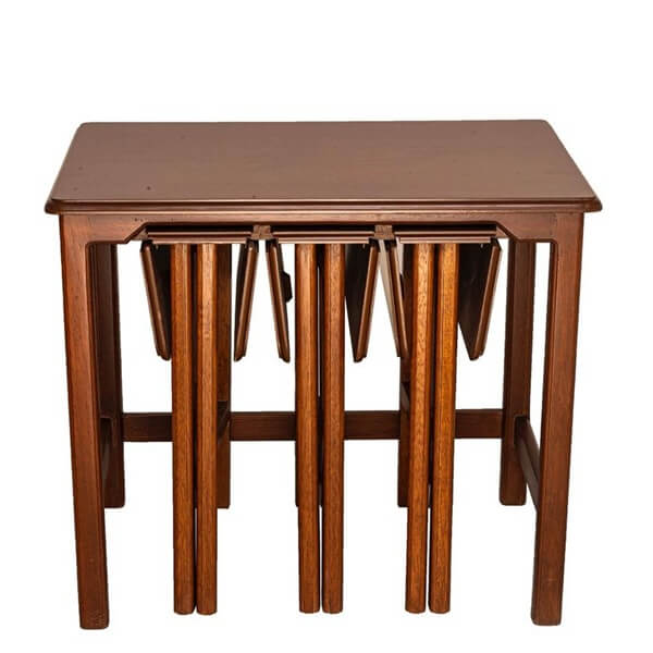 Mesa de madera de la marca Utepil, resistente y funcional. Diseño práctico que combina con diferentes estilos de hogar, ideal para sala o comedor.