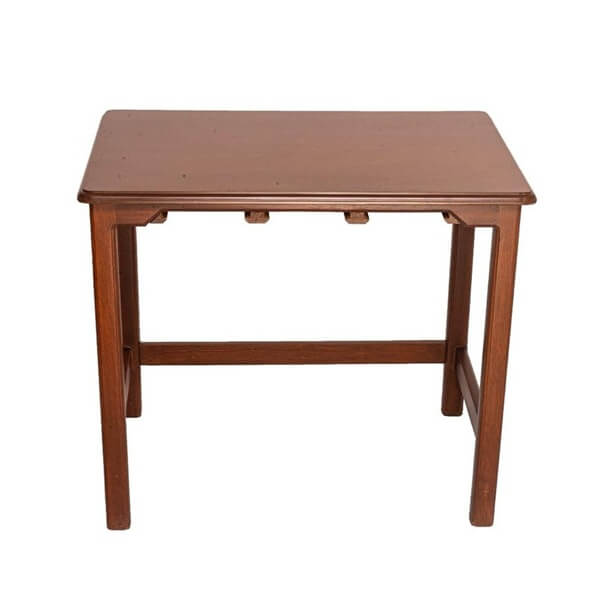 Mesa de madera de la marca Utepil, resistente y funcional. Diseño práctico que combina con diferentes estilos de hogar, ideal para sala o comedor.