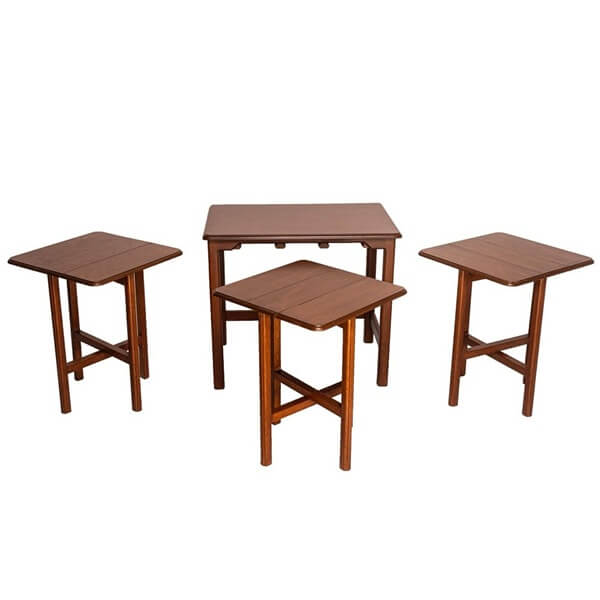 Mesa de madera de la marca Utepil, resistente y funcional. Diseño práctico que combina con diferentes estilos de hogar, ideal para sala o comedor.