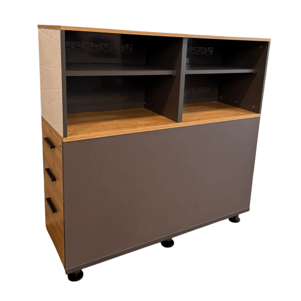 Librero lateral UR-958 con cajonera integrada, fabricado en melamina de 16 mm con acabado laminado plástico. Incluye sistema de archivo colgante, cerradura y correderas de extensión completa.