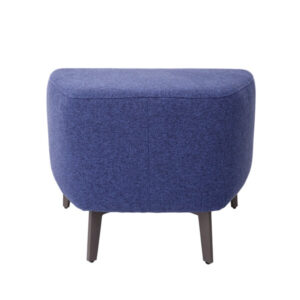 Sillón Sweep VO-530 con Ottoman, tapizado en tela Infinity azul y patas metálicas gris Oxford. Un diseño moderno y confortable que combina estilo y ergonomía para espacios ejecutivos o residenciales.